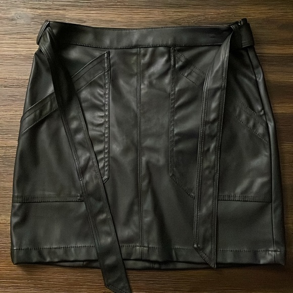 Express Black Faux Leather Tie Waist Mini Skirt with Pockets Size 4 NWT - Picture 3 of 10